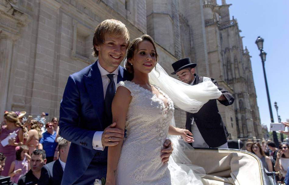 Anche il croato del Barcellona ha celebrato oggi il matrimonio con Raquel nella cattedrale di Siviglia (Epa)